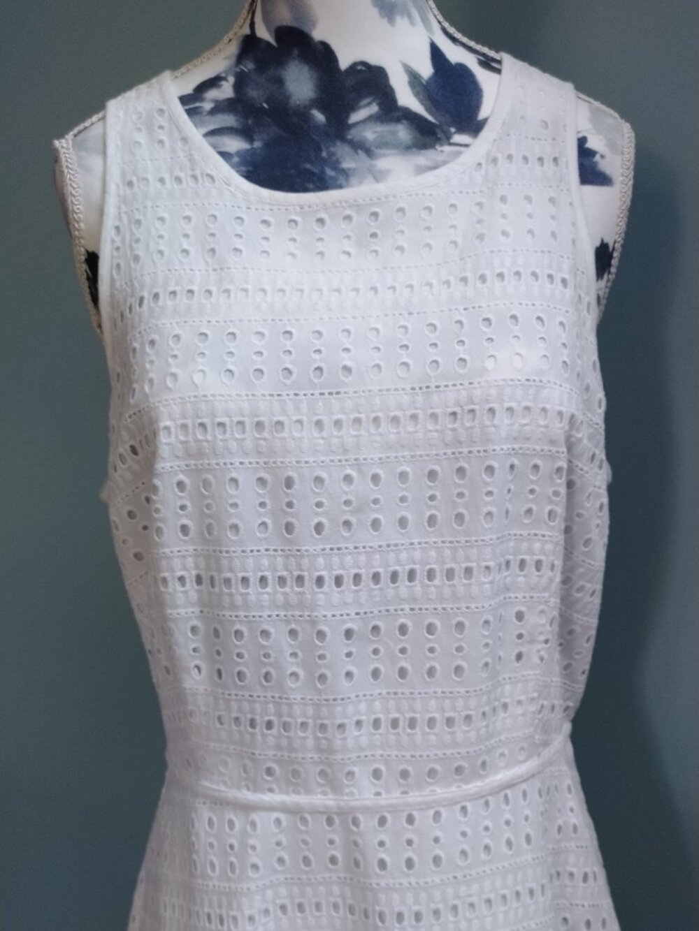 GAP Fit and Flare White Eyelet Cotton Summer Dress , size 4 - Picture 4 of 9